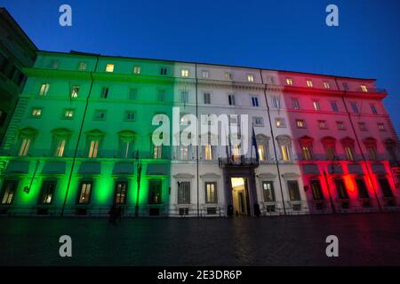 Rome Italie , 18 janvier 2021 Palazzo Chigi (Palais Chigi - Résidence officielle du Premier ministre italien) illuminé par la "Tricolore" du drapeau italien. Rome, 18/01/2021. Les députés italiens en dehors de la Chambre des députés (Chambre basse du Parlement italien) tandis que le Premier ministre italien, Giuseppe Conte, demande à la Chambre un vote de confiance pour sauver le gouvernement italien après la défection des deux ministres appartenant au petit parti, Italia Viva (Italie vivante), Dirigé par l'ancien Premier ministre italien Matteo Renzi. Banque D'Images