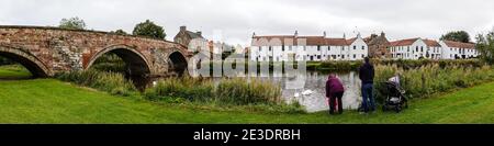 Grand-mère avec son fils et son petit-enfant, Nungate Bridge Over River Tyne et Waterside Bistro, Haddington Banque D'Images