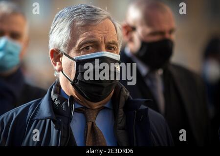 Rome Italie , 18 janvier 2021 Antonio Tajani eurodéputé (membre du Parlement européen pour le Parti Forza Italia, ancien Président du Parlement européen). Rome, 18/01/2021. Les députés italiens en dehors de la Chambre des députés (Chambre basse du Parlement italien) tandis que le Premier ministre italien, Giuseppe Conte, demande à la Chambre un vote de confiance pour sauver le gouvernement italien après la défection des deux ministres appartenant au petit parti, Italia Viva (Italie vivante), Dirigé par l'ancien Premier ministre italien Matteo Renzi. Banque D'Images