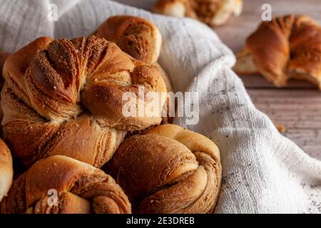 Habasli traditionnel turc. Un croissant comme un rouleau de pâte de graines de pavot à l'intérieur. Une image rapprochée avec une pile de pains est servie sur mu Banque D'Images