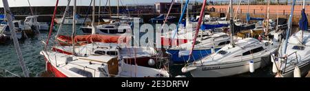 Yachts et bateaux amarrés dans le port, North Berwick Banque D'Images