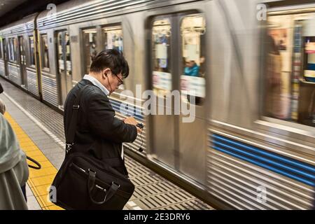 Tokyo, Japon - 19 octobre 2017 : homme d'affaires en attente d'un métro de Tokyo à Tokyo, Japon Banque D'Images