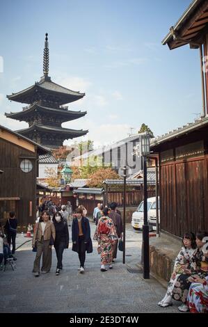 Kyoto, Japon - 4 novembre 2017 : la pagode Yasaka du temple Hokanji est un point de repère dans le district de Higashiyama de l'ancien Kyoto au Japon Banque D'Images