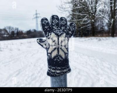 Munich, Bavière, Allemagne. 18 janvier 2021. Un gant perdu et congelé est laissé sur un poteau près du Pasinger Stadtpark à Munich, en Allemagne, pendant une longue période de neige régulière. En raison de la crise de Corona, ce climat présente de nombreux défis, en particulier pour les destinations de week-end ainsi que pour la lutte contre les infections. Credit: Sachelle Babbar/ZUMA Wire/Alay Live News Banque D'Images