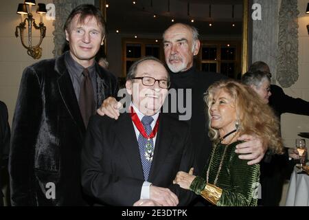 Sidney Lumet, Liam Neeson, Sean Connery et l'épouse Micheline Roquebrune sont vus lors de la cérémonie de la Légion d'honneur du directeur, qui s'est tenue au consulat de France à New York, NY, États-Unis, le 29 janvier 2009. Photo par Aton Pak/ABACAPRESS.COM Banque D'Images