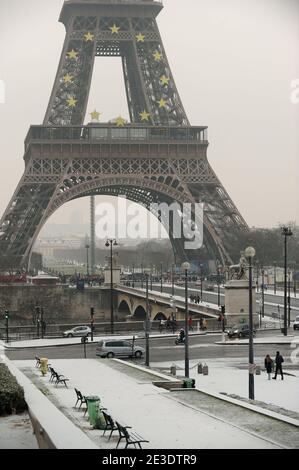 Neige sur la capitale française Paris, France, le 2 janvier 2009, le premier jour ouvrable de la nouvelle année. Photo par Ammar Abd Rabbo/ABACAPRESS.COM Banque D'Images