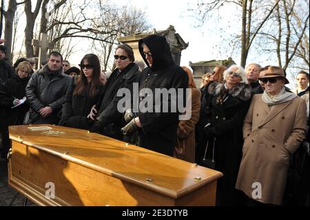 Les enfants de Ted Lapidus (froml) Eloise, Thomas et Olivier Lapidus, flanqués par le chanteur Charles Aznavour (R), rendent hommage à leur père lors de ses funérailles au cimetière du Père Lachaise à Paris (France) le 02 janvier 2009. Ted Lapidus est décédé le 29 décembre à l'âge de 79 ans dans un hôpital de Cannes sur la Rivera française.photo de Giancarlo Gorassini/ABACAPRESS.COM Banque D'Images