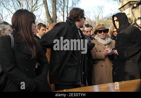 Les enfants de Ted Lapidus (froml) Eloise, Thomas et Olivier Lapidus, flanqués par le chanteur Charles Aznavour (R), rendent hommage à leur père lors de ses funérailles au cimetière du Père Lachaise à Paris (France) le 02 janvier 2009. Ted Lapidus est décédé le 29 décembre à l'âge de 79 ans dans un hôpital de Cannes sur la Rivera française. Photo de Giancarlo Gorassini/ABACAPRESS.COM Banque D'Images