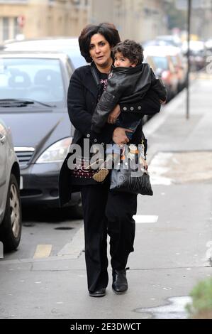 La sœur de Rachida Dati arrive à la maternité 'la Muette' à Paris, France, le 4 janvier 2009, où la ministre française de la Justice Rachida Dati a donné naissance à une petite fille, le 4 janvier. Sa fille, Zohra, a été livrée prématurément 15 jours par césarienne dans une clinique de maternité à Paris. Photo par ABACAPRESS.COM Banque D'Images