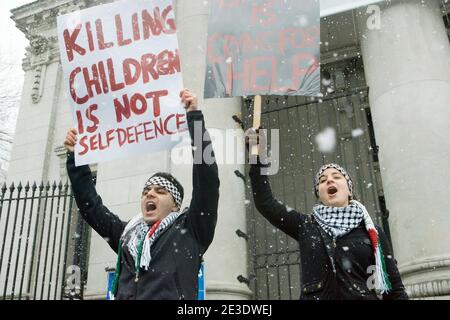 Deux manifestants se joignent à plusieurs centaines de personnes pour protester contre l'invasion de Gaza par Israël à la Vancouver Art Gallery de Vancouver, en Colombie-Britannique, le 3 janvier 2009, lors d'une tempête de neige. Des manifestations pro Palestine ont eu lieu dans les grandes villes du Canada. Photo de Heinz Ruckemann/ABACAPRESS.COM Banque D'Images