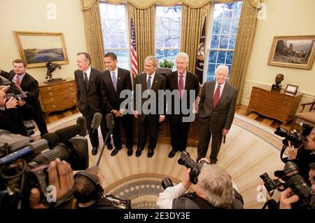 Le président américain George W. Bush participe à une séance photo avec le président élu Barack Obama et les anciens présidents Bill Clinton, Jimmy carter et George H.W. Bush, avant leur déjeuner privé dans le bureau ovale de la Maison Blanche, le 7 janvier 2008. (Photo : George W. Bush, Bill Clinton, Barack Obama, George H.W Bush, Jimmy carter). Photo par Olivier Douliery/ABACAPRESS.COM Banque D'Images