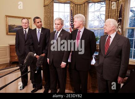 Le président américain George W. Bush participe à une séance photo avec le président élu Barack Obama et les anciens présidents Bill Clinton, Jimmy carter et George H.W. Bush, avant leur déjeuner privé dans le bureau ovale de la Maison Blanche, le 7 janvier 2008. (Photo : George W. Bush, Bill Clinton, Barack Obama, George H.W Bush, Jimmy carter). Photo par Olivier Douliery/ABACAPRESS.COM Banque D'Images