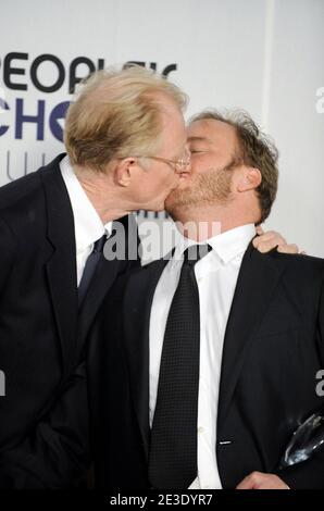 Ed Begley Jr et Jay Mohr Kiss dans la salle de presse lors de la 35e édition annuelle des People's Choice Awards au Shrine Auditorium de Los Angeles, CA, USA, le 7 janvier 2009. Photo par Graylock/ABACAPRESS.COM Banque D'Images