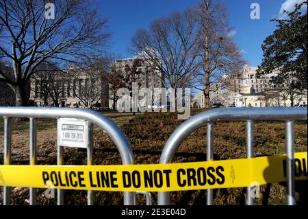 Des barrières sont établies à l'extérieur de l'hôtel Hay-Adams à Washington, DC, Etats-Unis, le 8 janvier 2009. Le Hay-Adams est l'hôtel où le président élu Barack Obama et sa famille séjourneront à Washington avant d'entrer dans la Blair House, la maison d'hôtes officielle de la Maison Blanche, le 15 janvier. Photo par Olivier Douliery/ABACAPRESS.COM Banque D'Images