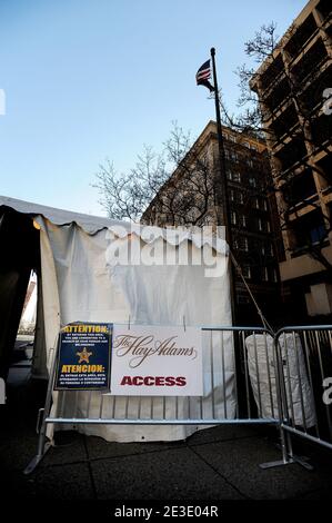 Des barrières sont établies à l'extérieur de l'hôtel Hay-Adams à Washington, DC, Etats-Unis, le 8 janvier 2009. Le Hay-Adams est l'hôtel où le président élu Barack Obama et sa famille séjourneront à Washington avant d'entrer dans la Blair House, la maison d'hôtes officielle de la Maison Blanche, le 15 janvier. Photo par Olivier Douliery/ABACAPRESS.COM Banque D'Images