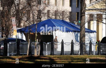 Des barrières sont établies à l'extérieur de l'hôtel Hay-Adams à Washington, DC, Etats-Unis, le 8 janvier 2009. Le Hay-Adams est l'hôtel où le président élu Barack Obama et sa famille séjourneront à Washington avant d'entrer dans la Blair House, la maison d'hôtes officielle de la Maison Blanche, le 15 janvier. Photo par Olivier Douliery/ABACAPRESS.COM Banque D'Images