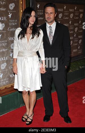 Courteney Cox et David Arquette arrivent pour le 2ème Gala annuel du ciel de l'Art d'Elysium qui s'est tenu à Vibiana centre-ville de Los Angeles, CA, Etats-Unis le 10 janvier 2009. Photo de Lionel Hahn/ABACAPRESS.COM Banque D'Images