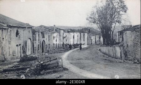 Une vue historique d'une rangée de maisons endommagées dans le village d'Anthelupt, Meurthe-et-Moselle, France, le 24 décembre 1914. Tiré d'une carte postale c. 1914-1915. Banque D'Images