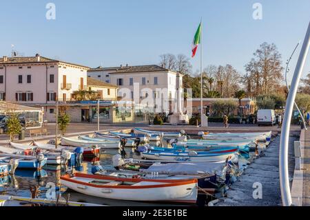 Vue sur le lac de Bardolino dans la province de Vérone. Banque D'Images