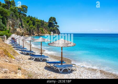 Incroyable plage de Megalos Mourtias sur l'île d'Alonnisos, Sporades, Grèce. Banque D'Images