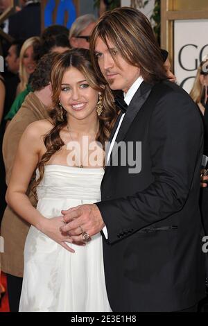 Miley Cyrus et son père Billy Ray Cyrus arrivent à la 66e cérémonie annuelle des Golden Globe Awards qui s'est tenue à l'hôtel Beverly Hilton à Beverly Hills, Los Angeles, CA, Etats-Unis, le 11 janvier 2009. Photo de Lionel Hahn/ABACAPRESS.COM Banque D'Images