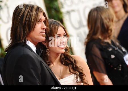 Billy Ray Cyrus et sa fille Miley Cyrus arrivent à la 66e cérémonie annuelle des Golden Globe Awards qui s'est tenue à l'hôtel Beverly Hilton à Beverly Hills, Los Angeles, CA, Etats-Unis, le 11 janvier 2009. Photo de Lionel Hahn/ABACAPRESS.COM Banque D'Images