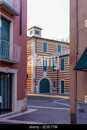 Aperçu du village de Bardolino, sur le lac de Garde. Banque D'Images