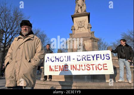 Les parents de Karim Achoui protestent contre la place du Chatelet pour la libération de leur fils à Paris, France, le 11 janvier 2009. L'avocat Karim Achoui a été condamné à sept ans de prison pour complicité de complicité dans la séparation d'Antonio Ferrera de la prison de Fresnes en 2003. Photo de Mousse/ABACAPRESS.COM Banque D'Images