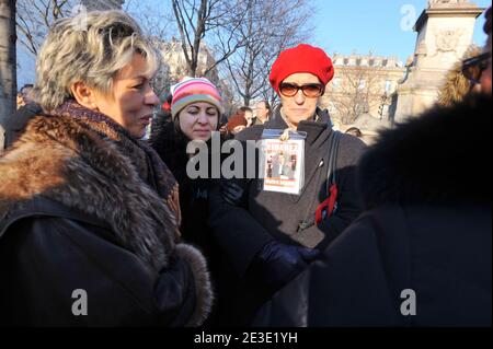 Les parents de Karim Achoui protestent contre la place du Chatelet pour la libération de leur fils à Paris, France, le 11 janvier 2009. L'avocat Karim Achoui a été condamné à sept ans de prison pour complicité de complicité dans la séparation d'Antonio Ferrera de la prison de Fresnes en 2003. Photo de Mousse/ABACAPRESS.COM Banque D'Images