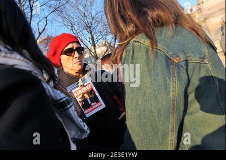 Les parents de Karim Achoui protestent contre la place du Chatelet pour la libération de leur fils à Paris, France, le 11 janvier 2009. L'avocat Karim Achoui a été condamné à sept ans de prison pour complicité de complicité dans la séparation d'Antonio Ferrera de la prison de Fresnes en 2003. Photo de Mousse/ABACAPRESS.COM Banque D'Images