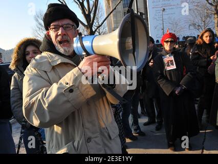 Les parents de Karim Achoui protestent contre la place du Chatelet pour la libération de leur fils à Paris, France, le 11 janvier 2009. L'avocat Karim Achoui a été condamné à sept ans de prison pour complicité de complicité dans la séparation d'Antonio Ferrera de la prison de Fresnes en 2003. Photo de Mousse/ABACAPRESS.COM Banque D'Images