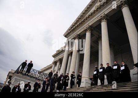 Les membres du Comité inaugural des forces armées (AFIC) se tiennent à l'affiche comme les représentants nouvellement élus pour la répétition de la passe-revue sur les marches du front est du Capitole des États-Unis à Washington, DC, États-Unis le 11 janvier 2009. Plus de 5,000 hommes et femmes en uniforme fournissent un soutien militaire cérémonial à l'inauguration présidentielle, une tradition qui remonte à l'inauguration de George Washington en 1789. Photo de Suzanne M. Day/DOD via ABACAPRESS.COM Banque D'Images