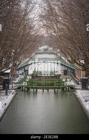 Paris, France - 01 16 2021 : vue sur un canal du bassin de la villette sous la neige Banque D'Images