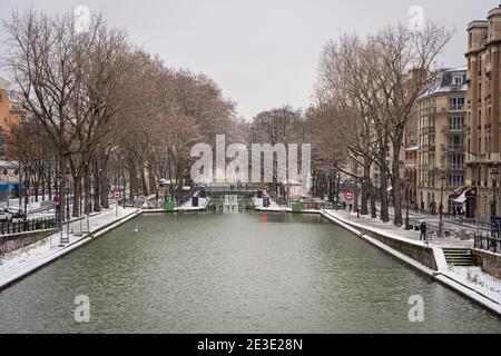 Paris, France - 01 16 2021 : vue sur un canal du bassin de la villette sous la neige Banque D'Images