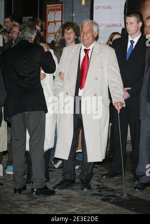 La légende française du film Jean-Paul Belmondo et sa nouvelle copine Barbara Gandolfi posent lors de la première de son dernier film, 'un homme et son chien' au théâtre de Gaumont Marignan à Paris, en France, le 13 janvier 2009. Photo de Denis Guignebourg/ABACAPRESS.COM Banque D'Images