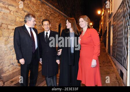 Le Premier ministre britannique Gordon Brown, le président français Nicolas Sarkozy, sa femme Carla et la femme du Premier ministre britannique Sarah Brown posent avant un dîner privé au domicile de Carla Bruni Sarkozy à Paris, en France, le 14 janvier 2009. Photo de Jacques Witt/Pool/ABACAPRESS.COM Banque D'Images