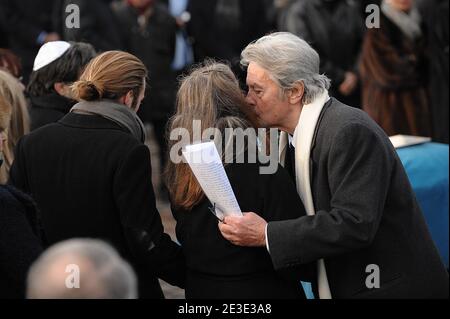 Alain Delon assiste à la cérémonie funéraire du producteur, réalisateur et acteur français Claude Berri au quartier juif du cimetière de Bagneux près de Paris, France, le 15 janvier 2009. Claude Berri, une figure légendaire du cinéma français depuis plus d'un demi-siècle, est mort d'un problème 'vasculaire cérébral' il y a quelques jours. Il a eu son plus récent succès avec 'Bienvenue chez les CH'tis', qui a été vu par 20 millions de personnes en France. Photo par ABACAPRESS.COM Banque D'Images