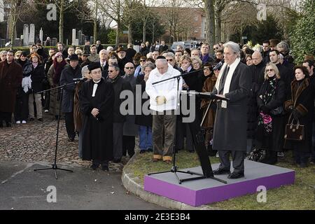 Alain Delon assiste à la cérémonie funéraire du producteur, réalisateur et acteur français Claude Berri au quartier juif du cimetière de Bagneux près de Paris, France, le 15 janvier 2009. Claude Berri, une figure légendaire du cinéma français depuis plus d'un demi-siècle, est mort d'un problème 'vasculaire cérébral' il y a quelques jours. Il a eu son plus récent succès avec 'Bienvenue chez les CH'tis', qui a été vu par 20 millions de personnes en France. Photo par ABACAPRESS.COM Banque D'Images