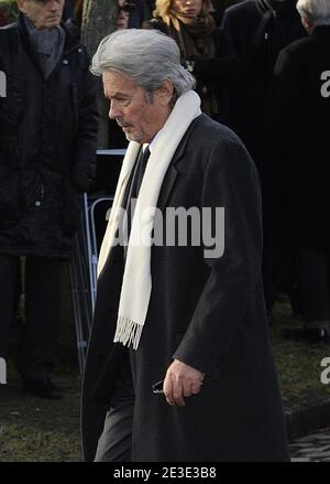 Alain Delon assiste à la cérémonie funéraire du producteur, réalisateur et acteur français Claude Berri au quartier juif du cimetière de Bagneux près de Paris, France, le 15 janvier 2009. Claude Berri, une figure légendaire du cinéma français depuis plus d'un demi-siècle, est mort d'un problème 'vasculaire cérébral' il y a quelques jours. Il a eu son plus récent succès avec 'Bienvenue chez les CH'tis', qui a été vu par 20 millions de personnes en France. Photo par ABACAPRESS.COM Banque D'Images