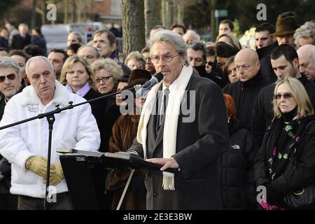 Alain Delon assiste à la cérémonie funéraire du producteur, réalisateur et acteur français Claude Berri au quartier juif du cimetière de Bagneux près de Paris, France, le 15 janvier 2009. Claude Berri, une figure légendaire du cinéma français depuis plus d'un demi-siècle, est mort d'un problème 'vasculaire cérébral' il y a quelques jours. Il a eu son plus récent succès avec 'Bienvenue chez les CH'tis', qui a été vu par 20 millions de personnes en France. Photo par ABACAPRESS.COM Banque D'Images