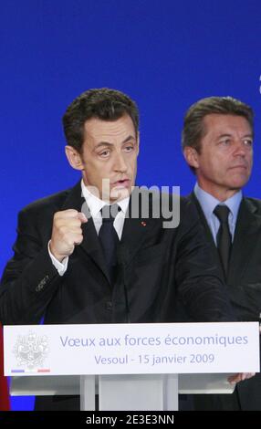 Le président français Nicolas Sarkozy et le ministre des Affaires européennes Alain Joyandet présentent ses voeux du nouvel an aux forces économiques françaises à la salle Parisot à Vesoul, dans l'est de la France, le 15 janvier 2009. Photo par Remy gros/ABACAPRESS.COMt Banque D'Images