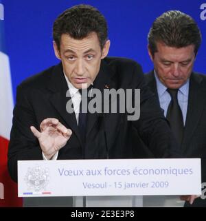 Le président français Nicolas Sarkozy et le ministre des Affaires européennes Alain Joyandet présentent ses voeux du nouvel an aux forces économiques françaises à la salle Parisot à Vesoul, dans l'est de la France, le 15 janvier 2009. Photo par Remy gros/ABACAPRESS.COMt Banque D'Images