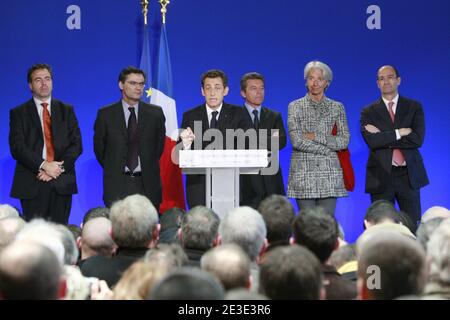 Le président français Nicolas Sarkozy ainsi que le vice-ministre de l'industrie et de la consommation Luc Chatel, le ministre responsable du plan de relance économique Patrick Devedjian, le ministre européen Alain Joyandet, la ministre de l'économie, de l'industrie et de l'emploi Christine Lagarde et le ministre du budget, des comptes publics et de la fonction publique Eric Woerth, Présente ses voeux du nouvel an aux forces économiques de la France à la salle Parisot à Vesoul, dans l'est de la France, le 15 janvier 2009. Photo par Remy gros/ABACAPRESS.COMt Banque D'Images