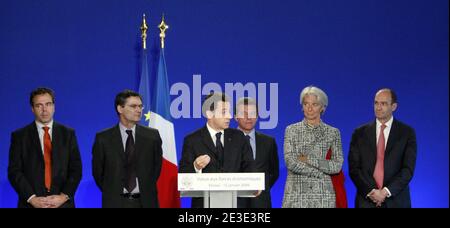 Le président français Nicolas Sarkozy ainsi que le vice-ministre de l'industrie et de la consommation Luc Chatel, le ministre responsable du plan de relance économique Patrick Devedjian, le ministre européen Alain Joyandet, la ministre de l'économie, de l'industrie et de l'emploi Christine Lagarde et le ministre du budget, des comptes publics et de la fonction publique Eric Woerth, Présente ses voeux du nouvel an aux forces économiques de la France à la salle Parisot à Vesoul, dans l'est de la France, le 15 janvier 2009. Photo par Remy gros/ABACAPRESS.COMt Banque D'Images