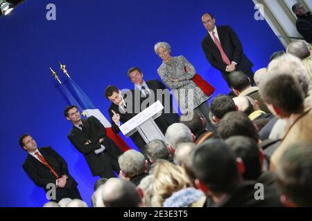 Le président français Nicolas Sarkozy ainsi que le vice-ministre de l'industrie et de la consommation Luc Chatel, le ministre responsable du plan de relance économique Patrick Devedjian, le ministre européen Alain Joyandet, la ministre de l'économie, de l'industrie et de l'emploi Christine Lagarde et le ministre du budget, des comptes publics et de la fonction publique Eric Woerth, Présente ses voeux du nouvel an aux forces économiques de la France à la salle Parisot à Vesoul, dans l'est de la France, le 15 janvier 2009. Photo par Remy gros/ABACAPRESS.COMt Banque D'Images