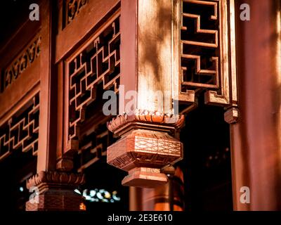 Montréal, Canada - janvier 5 2021 : délicate décoration sur la crête de toit de pavillon de style chinois dans le jardin botanique de Montréal Banque D'Images