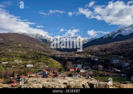 Point de vue de l'église Santa Maria, village de la vallée de l'Ambroz. Caceres, Estrémadure, Espagne Banque D'Images