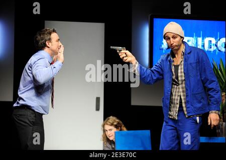 Arie Elmaleh, Josephine de Meaux, Eric Savin et Edith Vernes lors de l'appel-rideau de la pièce le Bug au Théâtre la Bruyere à Paris, France, le 19 janvier 2009. Photo de Medhi Taamallah/ABACAPRESS.COM Banque D'Images