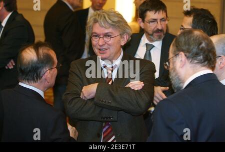 JEAN-Claude Mailly, dirigeant SYNDICAL DE FO, s'entretient avec le conseiller du président français Raymond Soubie après que le président français ait fait part de ses voeux du nouvel an aux forces syndicales françaises à l'Elysee Palace à Paris, en France, le 19 janvier 2009. Photo de Romuald Meigneux/Pool/ABACAPRESS.COM Banque D'Images