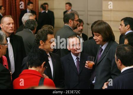 Le président français Nicolas Sarkozy (L) s'entretient avec le secrétaire général de la CGT, Bernard Thibault (R), en présence du conseiller du président français, Raymond Soubie, après avoir adressé ses vœux du nouvel an aux forces syndicales françaises à l'Elysée Palace à Paris, en France, le 19 janvier 2009. Photo de Romuald Meigneux/Pool/ABACAPRESS.COM Banque D'Images